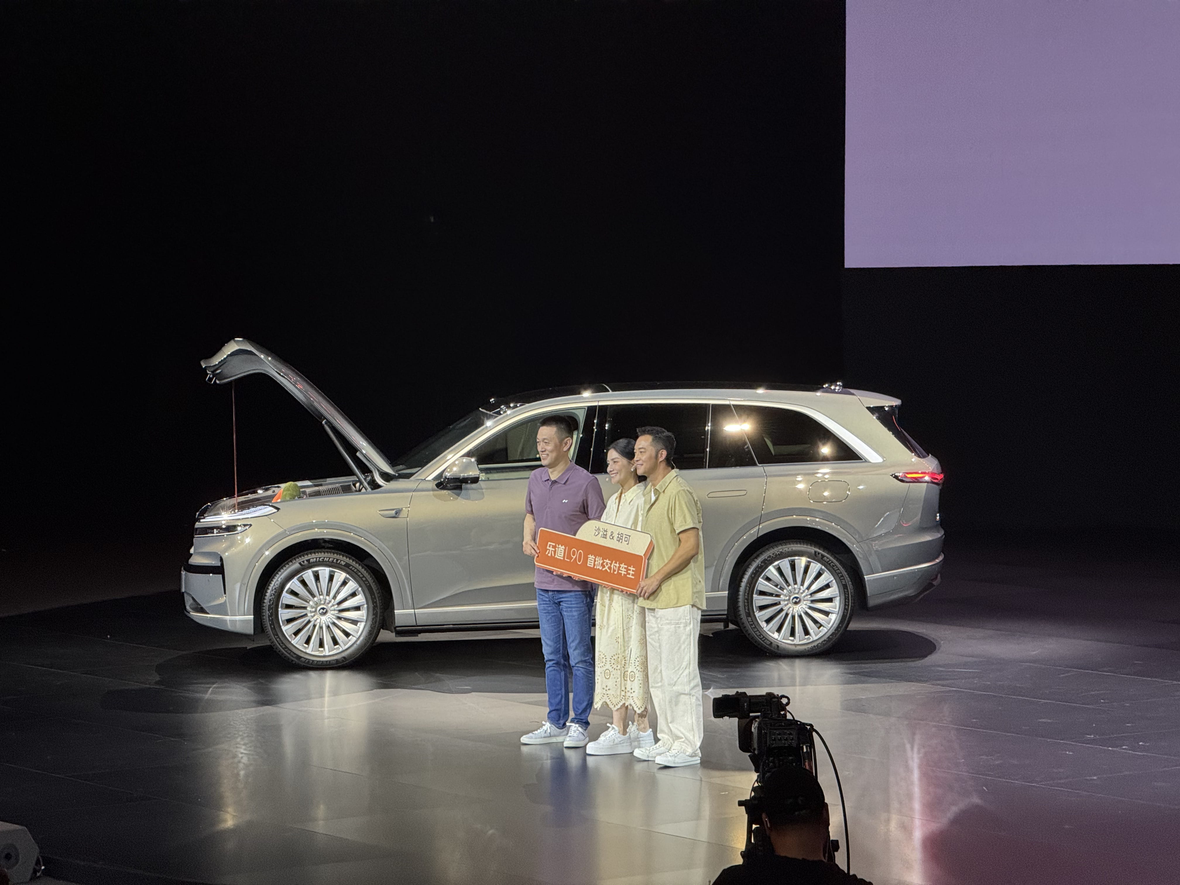 李斌为沙溢胡可交付新车