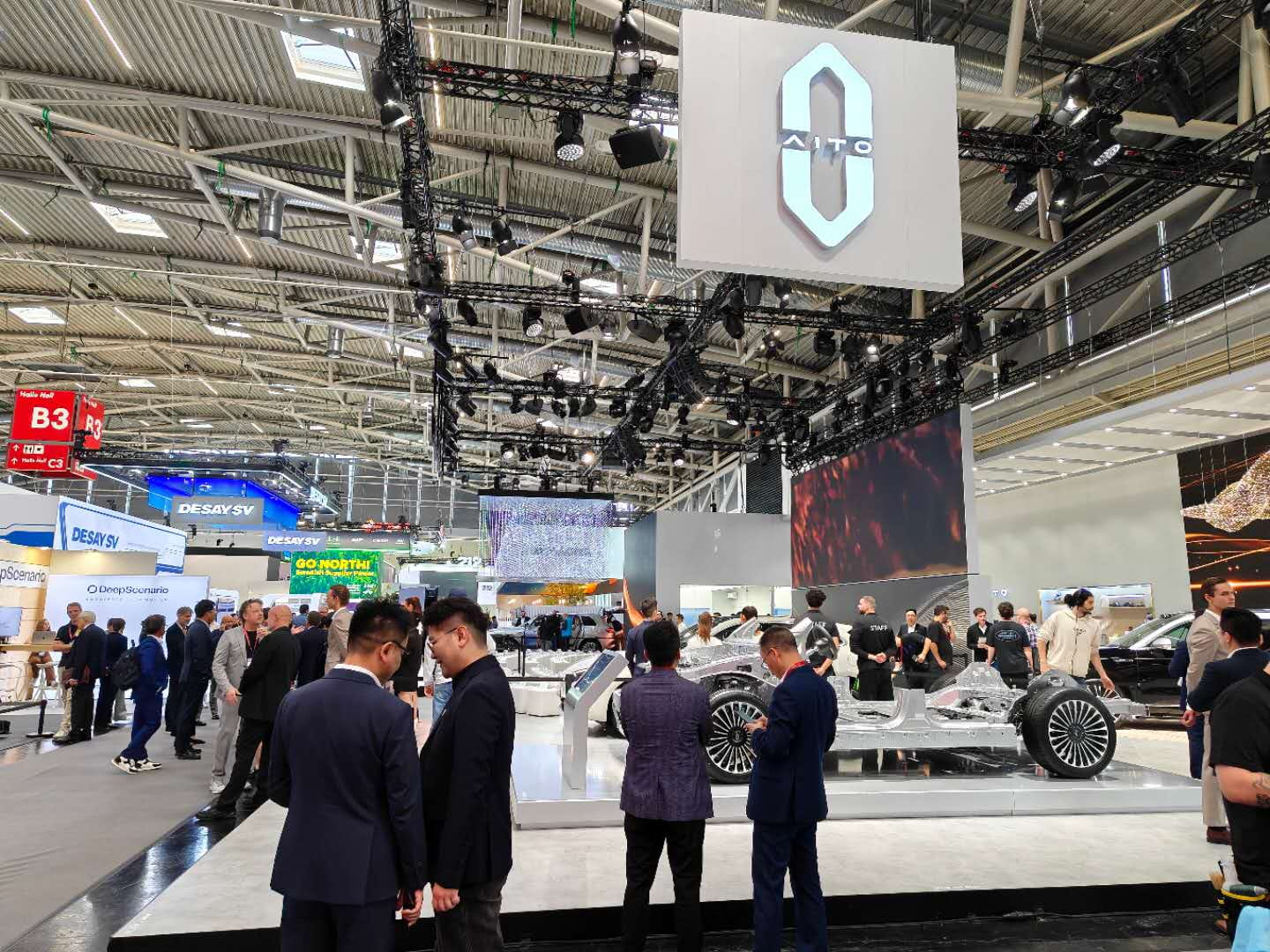 赛力斯集团展示问界车型与增程技术