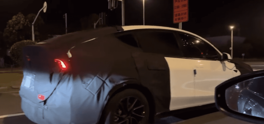 特斯拉长轴距版Model Y测试车