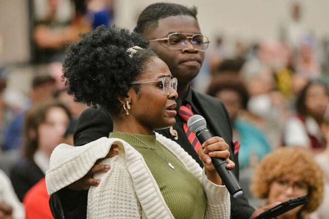 当地学生在 Shelby County 卫生部门举办的公开评论会议上发言，反对 xAI 在其数据中心运行燃气轮机的提议