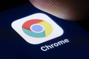 指尖触碰Chrome图标
