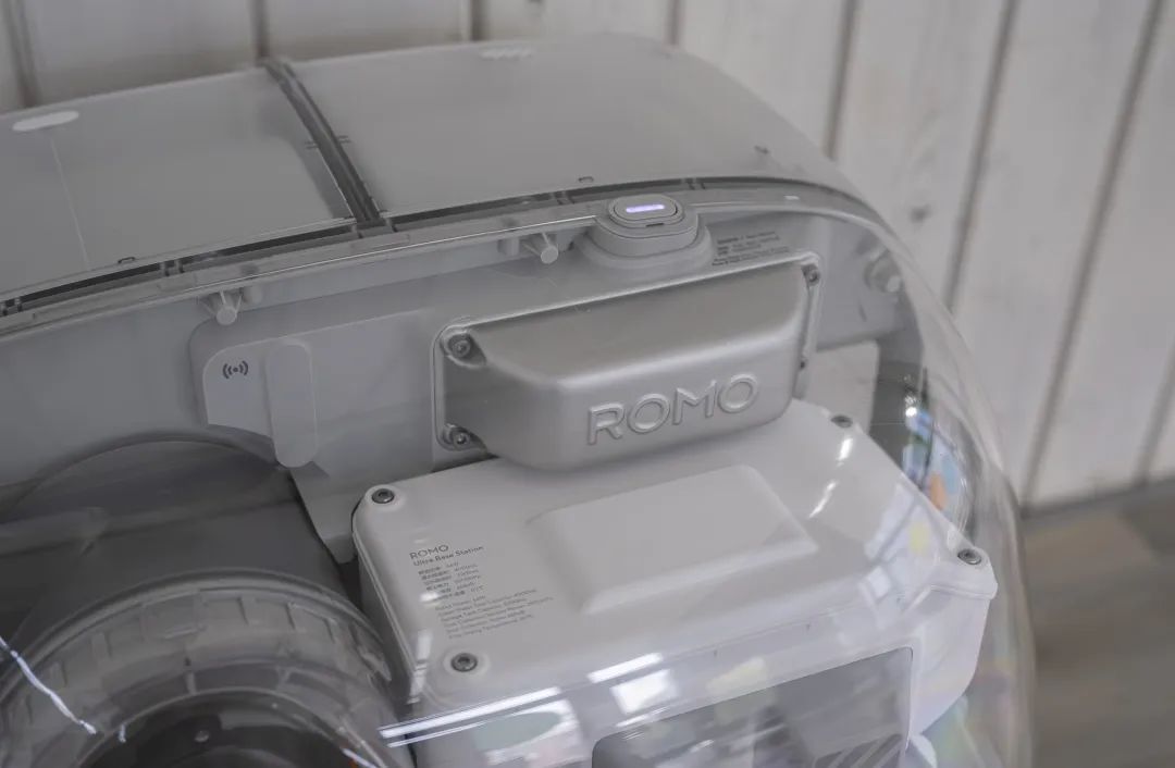 大疆 ROMO 基站侧面