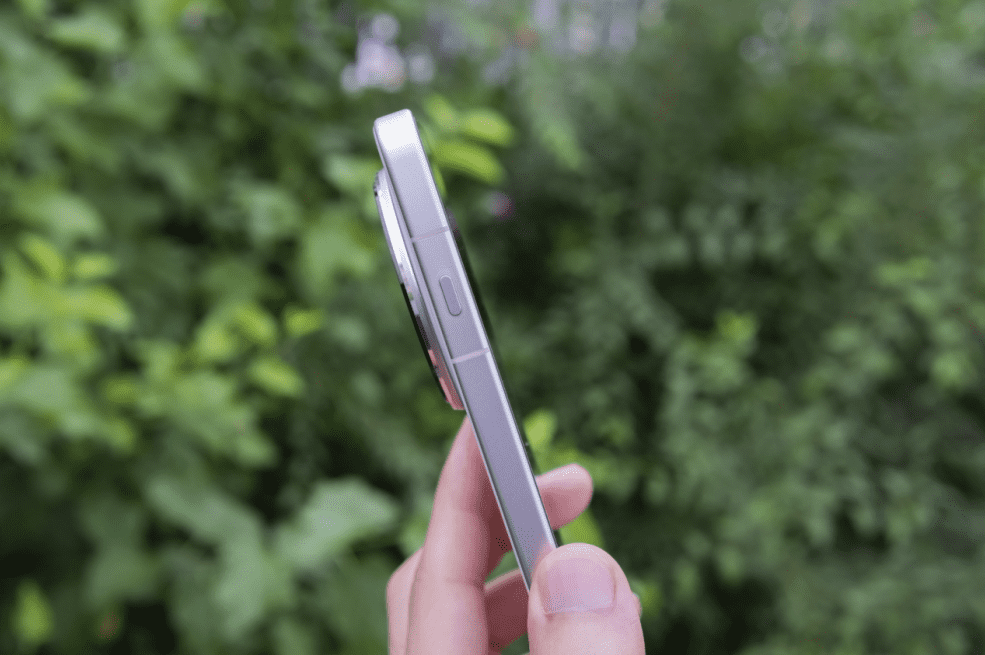 OPPO Find X8 Ultra 上，为小布记忆配备了独立的硬件按键