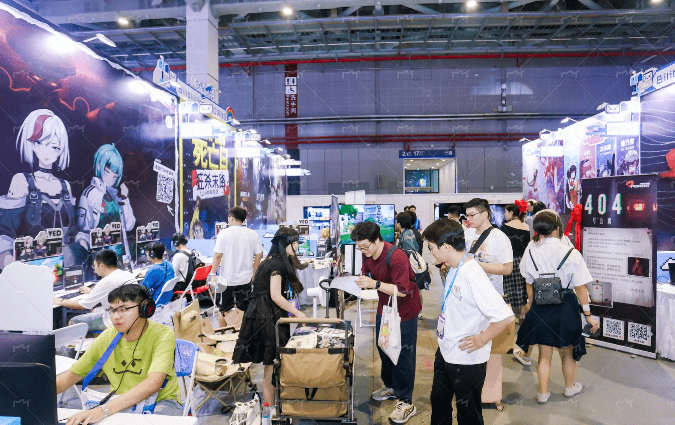 玩家在 BW 体验参展的独立游戏丨来自：BW2025