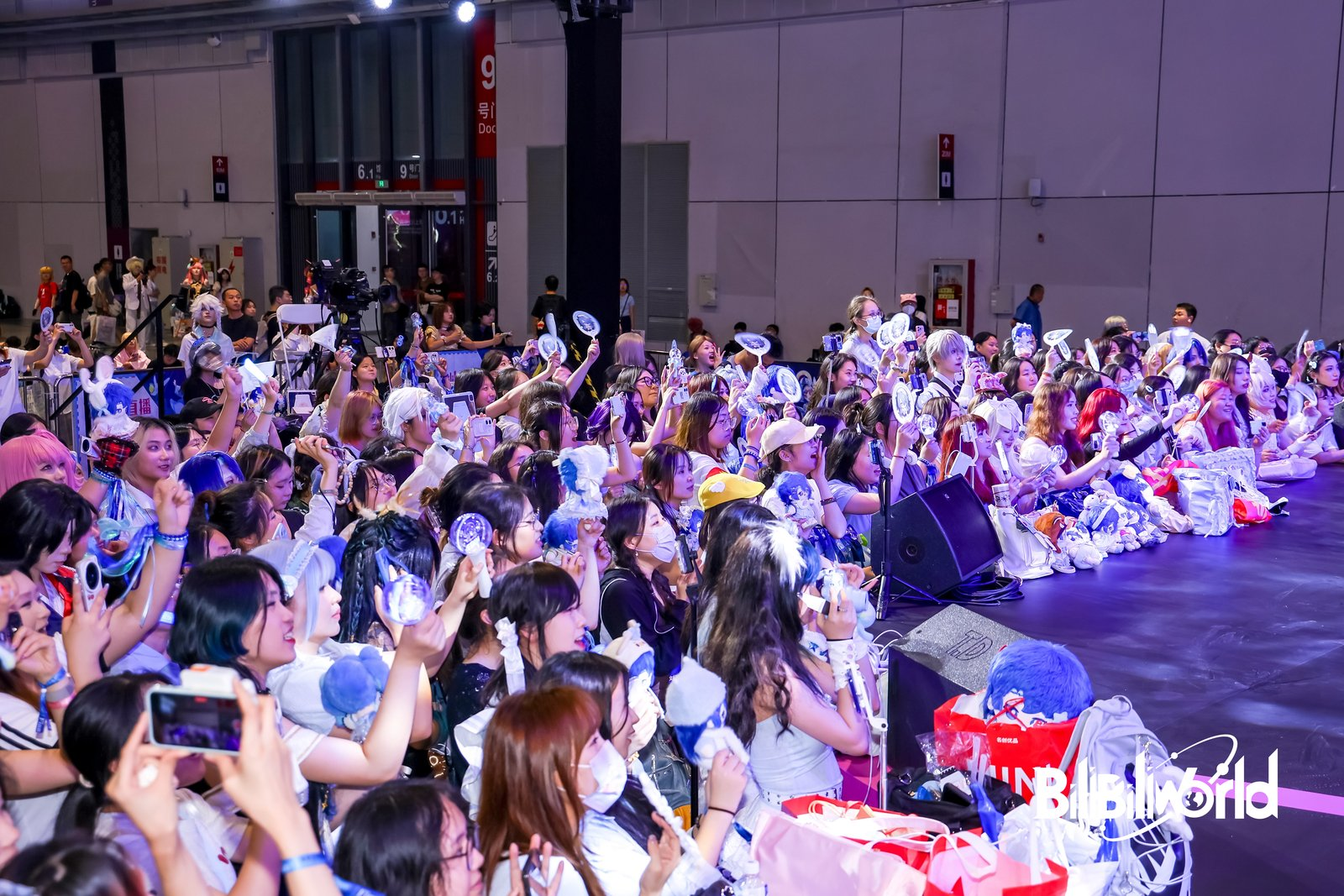 无限暖暖展台前，粉丝们写下寄语丨来自：极客公园