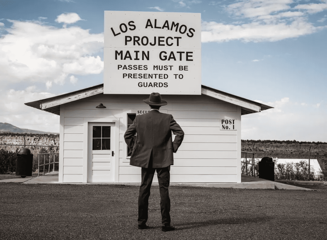 电影《奥本海默》中的 Los Alamos 实验室